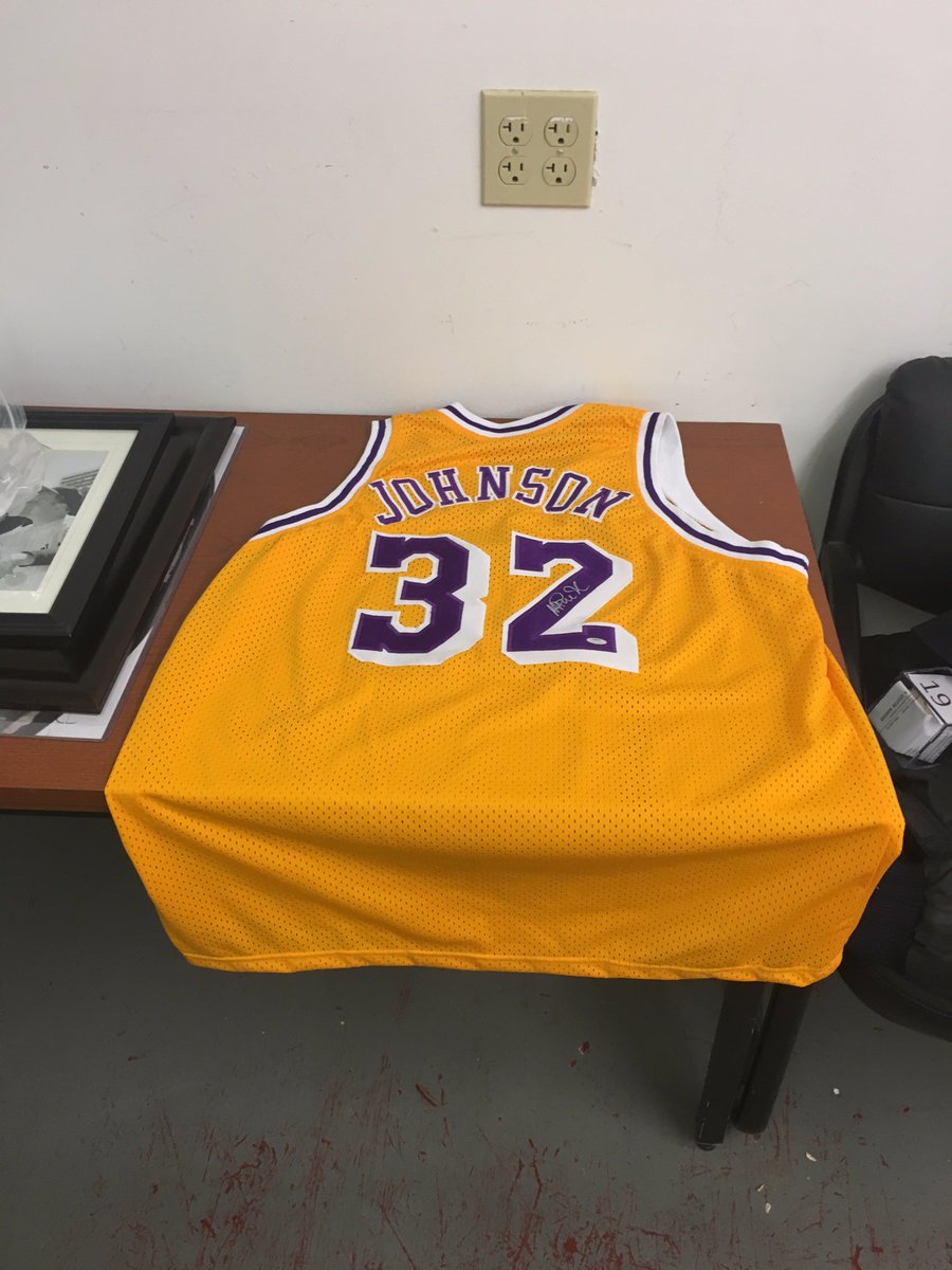 KeyAuctioneers's tweet photo. Sports Memorabilia Auction - Bidding Ends Monday, October 3rd at 10 am ET. https://t.co/gLe1xy22Af #Memorabilia #sportsmemorabilia #auctions https://t.co/BNF4BCbp5K