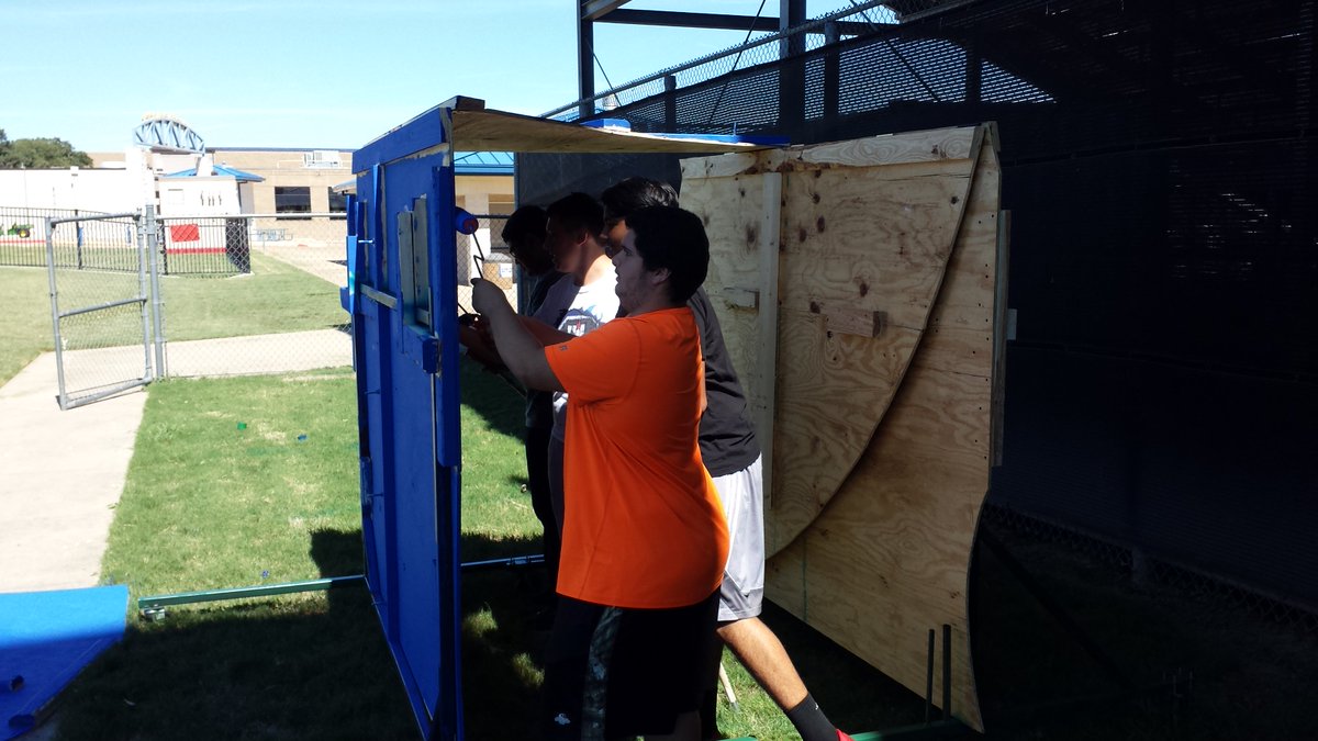 BoswellBandGold's tweet photo. Band kids doing work! Thanks to our awesome #PropPops for building the prop frames! It's all starting to come together. #intothedeep2k16 https://t.co/WZR6IAId5i