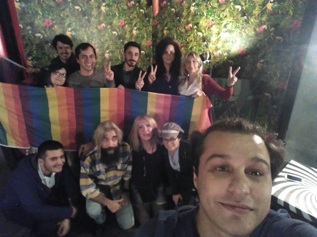 LGBTIBaris's tweet photo. Bu akşam #AslıErdogan ve #NecmiyeAlpay için gökkuşağının renklerinden kartlar hazırladık. Dayanışmayla kazanacağız. https://t.co/837sIrB5yE