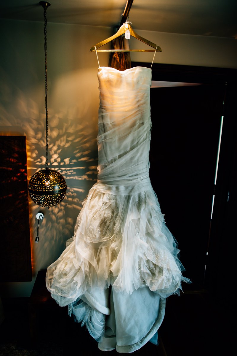 Incredible @VeraWangGang dress at our recent <a href="/WestonHall1/">Weston Hall</a> wedding! faircloughphotography.co.uk #weddinghour #staffordshirehour #weddingwednesday