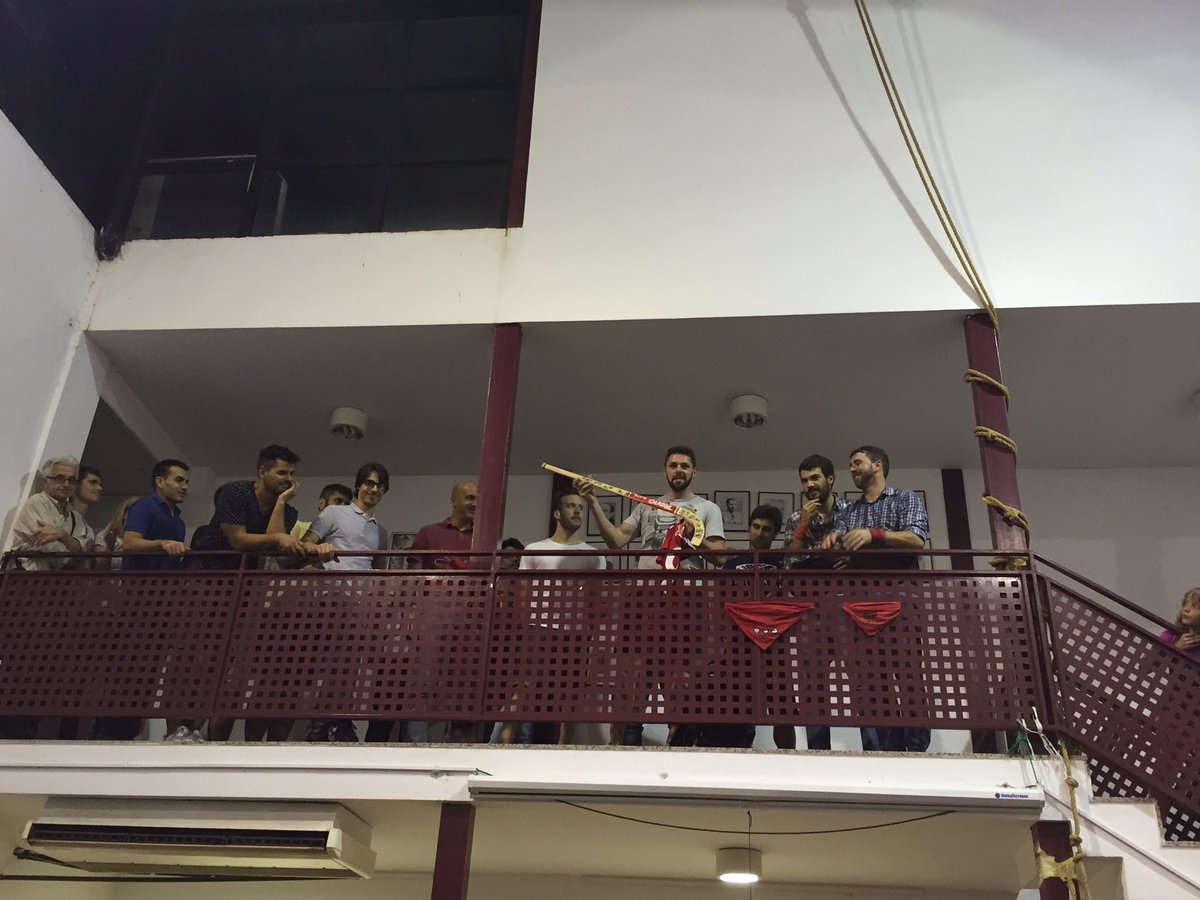 nensdelvendrell's tweet photo. Els jugadors del @okcevendrell han vingut a l'assaig a fer pinya i ens han donat una camisa firmada i un stick #castellers #okvendrell https://t.co/Yz8QhsnxCm