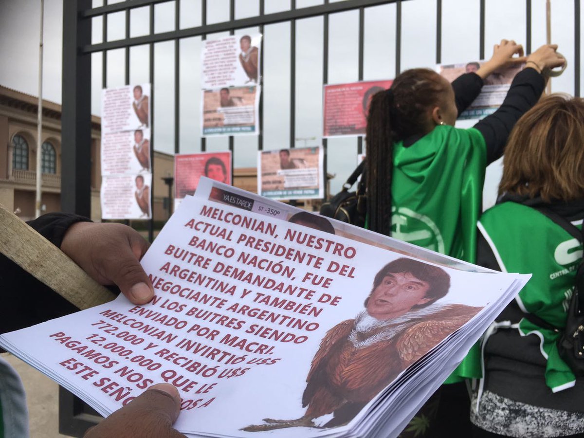 cyngarciaradio's tweet photo. Neuquén: ATE en las puertas del casino MAGIC para repudiar la presencia de Carlos Melconian. Gracias @Ate_neu https://t.co/SdzbLu8FfG