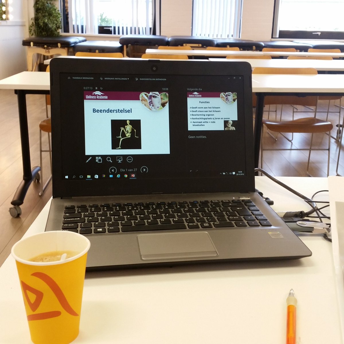 MooizoSandra's tweet photo. Daar gaan we weer. Vanavond theorieles over ons beenderstelsel en daarna praktijk lichaamsmassage #wellnessacademie #schoonheidsverzorging https://t.co/LgEtdH7S9V