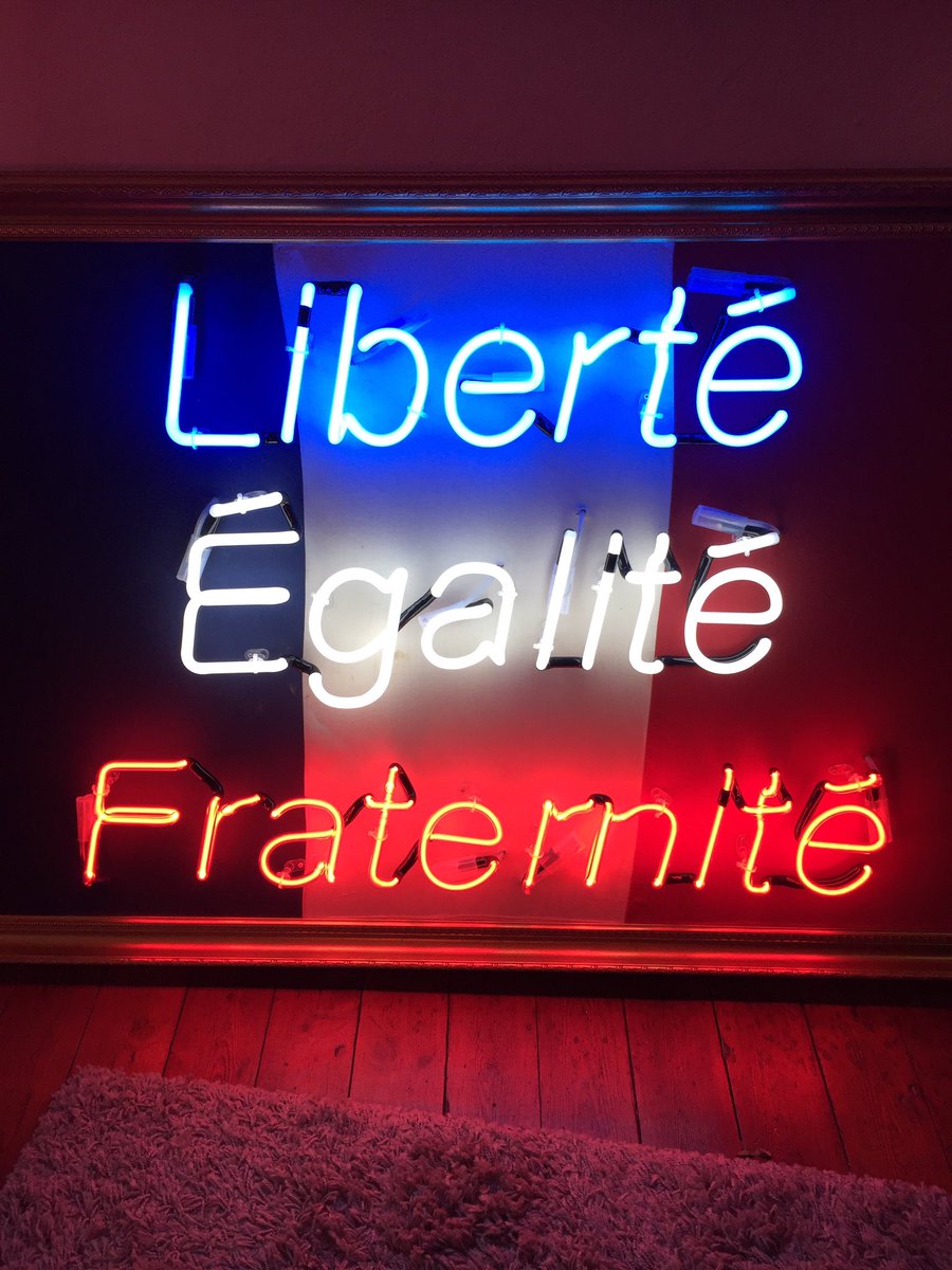 ILLUMINATINEON's tweet image. Vive la france! Ww2 flag with shiny tricolor
