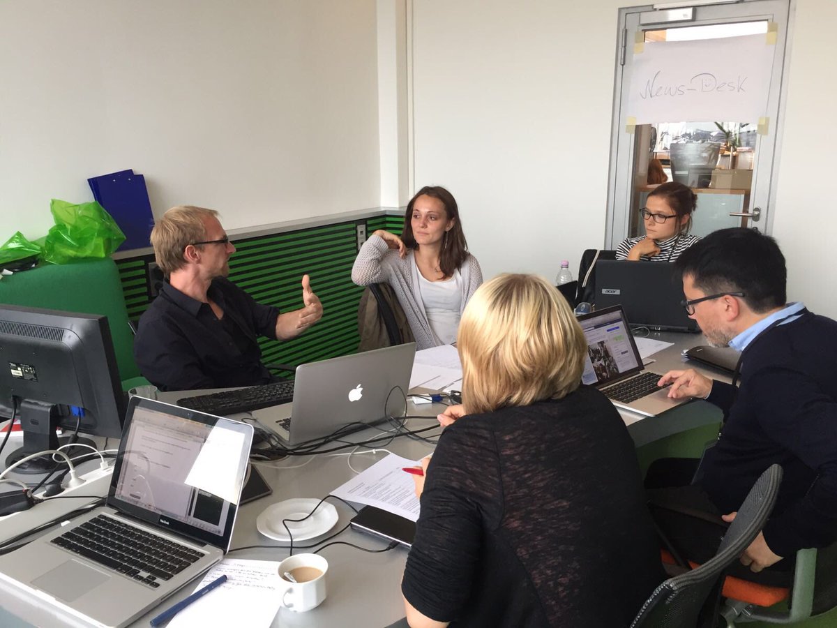 jungvornweg's tweet photo. Das Zentrum der Macht: am Newsdesk entstehen die Beiträge, die morgen auf talent2016.de veröffentlicht werden. #talent2016 #journalismus https://t.co/FiXhTfp8rE