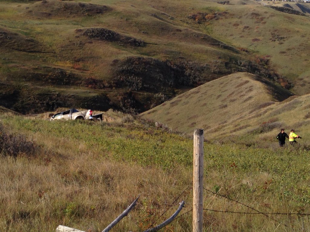 Bizarre #crash in the #yql coulees. <a href="/lethpolice/">Lethbridge Police</a>  looking for 4 suspects who fled scene