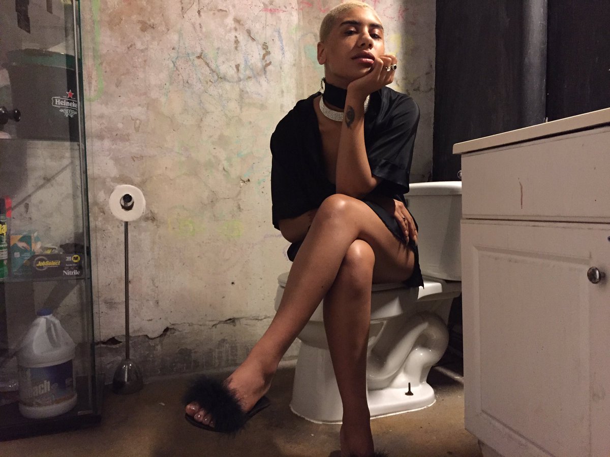 honeyloxx tweet picture