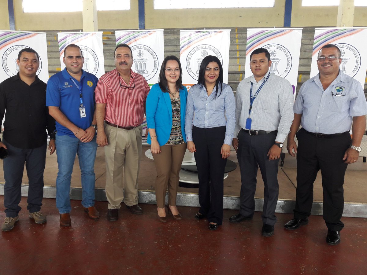 MitradelPma's tweet photo. Katia Tuñon Prof. De Informática del #IPOTH "Estudien carreras que carecen de mano de obra Panameña" Panel de #Profesionales de #POVE https://t.co/Bpk3OzbYEn