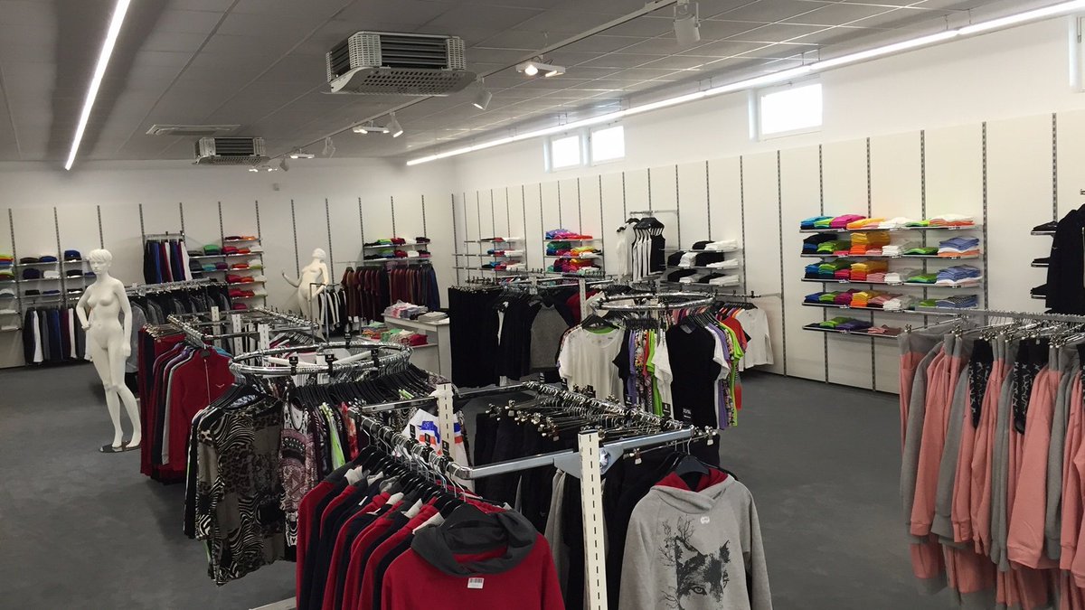 TRIGEMA's tweet photo. Neues #Konzept für unser #Testgeschäft #Altshausen. #Bekleidung, #Schokolade, #Frottee und #Jeans unter einem #Dach https://t.co/zjMTzDFUwv https://t.co/AZkuNZYkQB