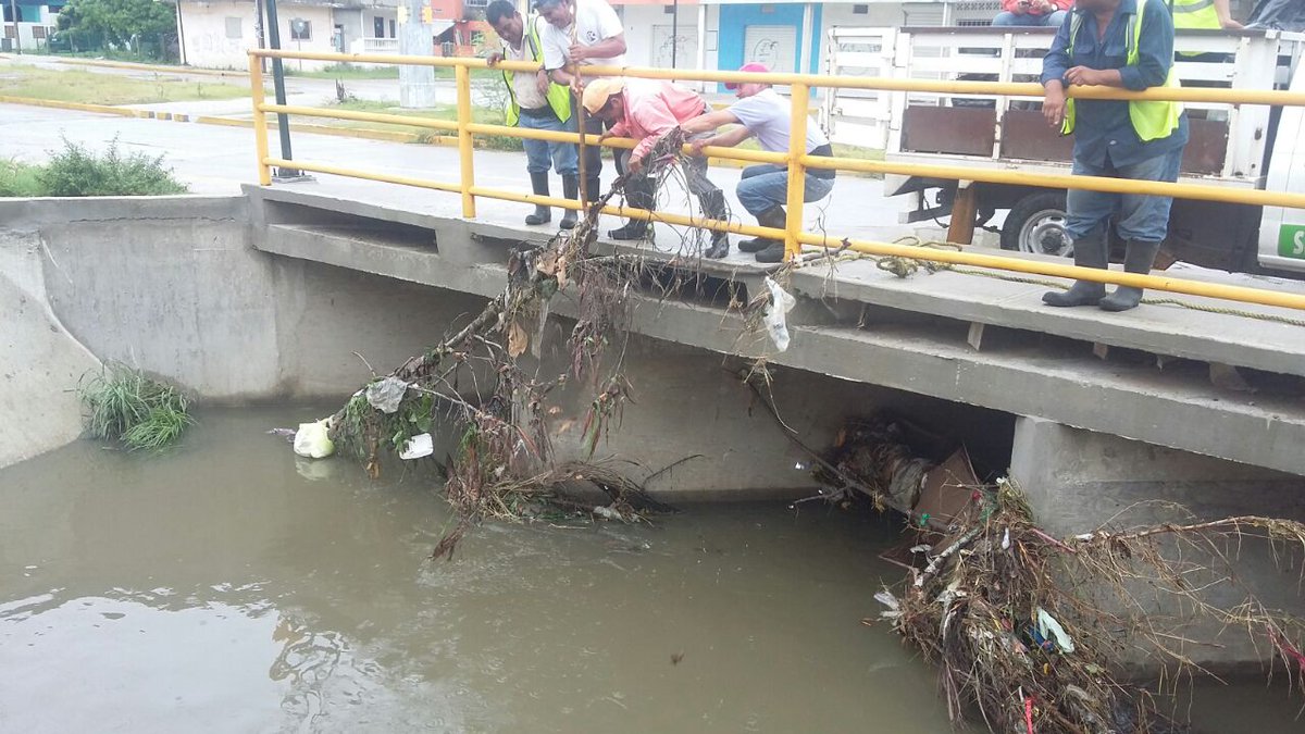 Retirando tapón de basura en calle Luxemburgo Col. Solidaridad, Voluntad y Trabajo #Tampico
