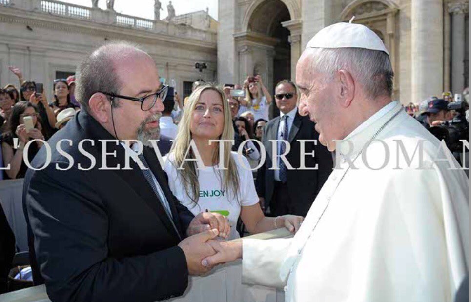 lanzigiuseppe's tweet photo. A volte il lavoro porta gioie insperate e con @Raffy_Rossi direttrice di @francescosways consegno a @Pontifex_it alcuni segni di #iwways https://t.co/WxhyMDpzmF