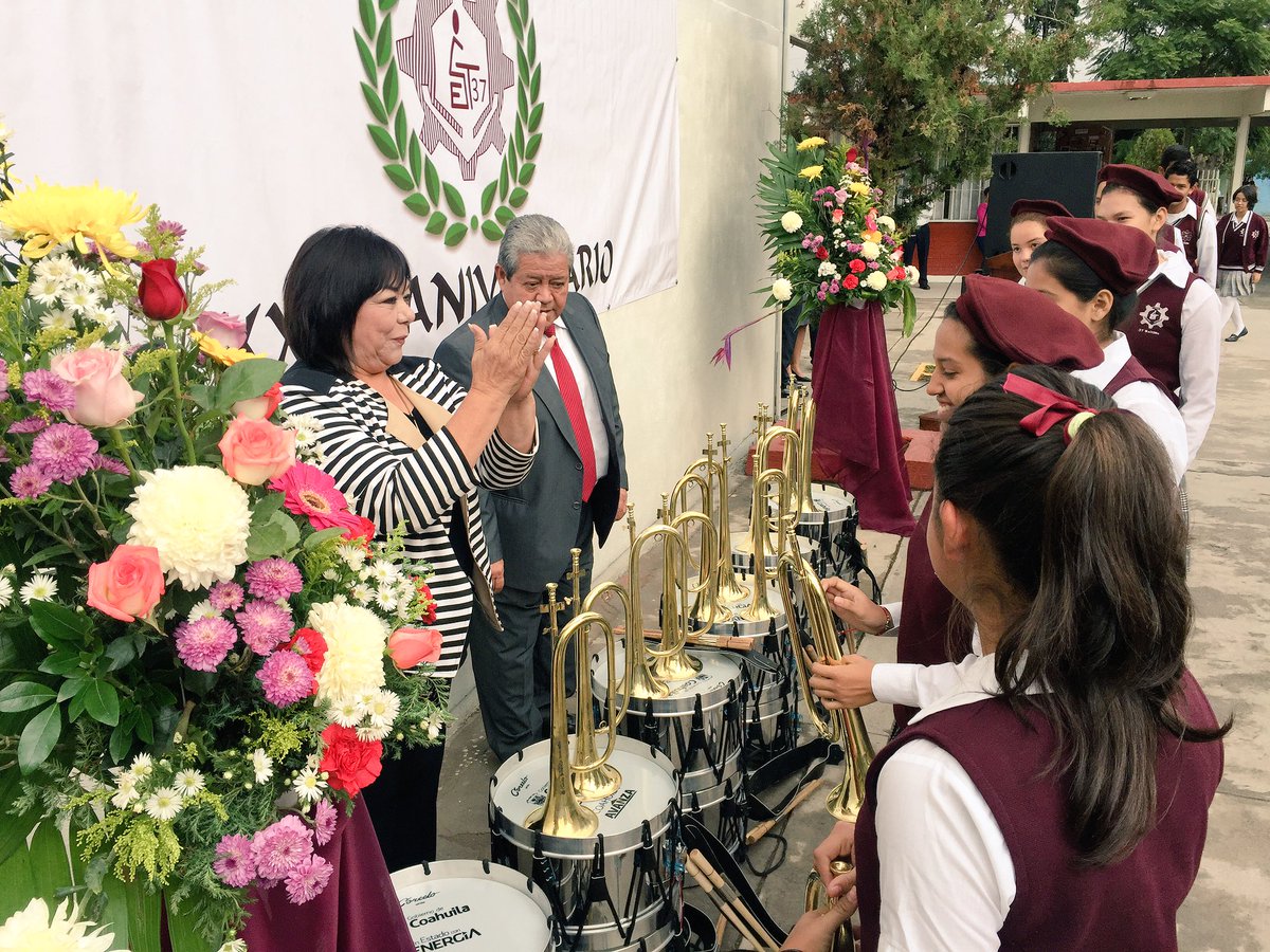 martha_garay's tweet photo. En el Aniversario 35 de la #Sec37 reciben de regalo instrumentos de #BandaDeGuerra que les envía @rubenmoreiravdz #Felicidades! https://t.co/W69514lPgc