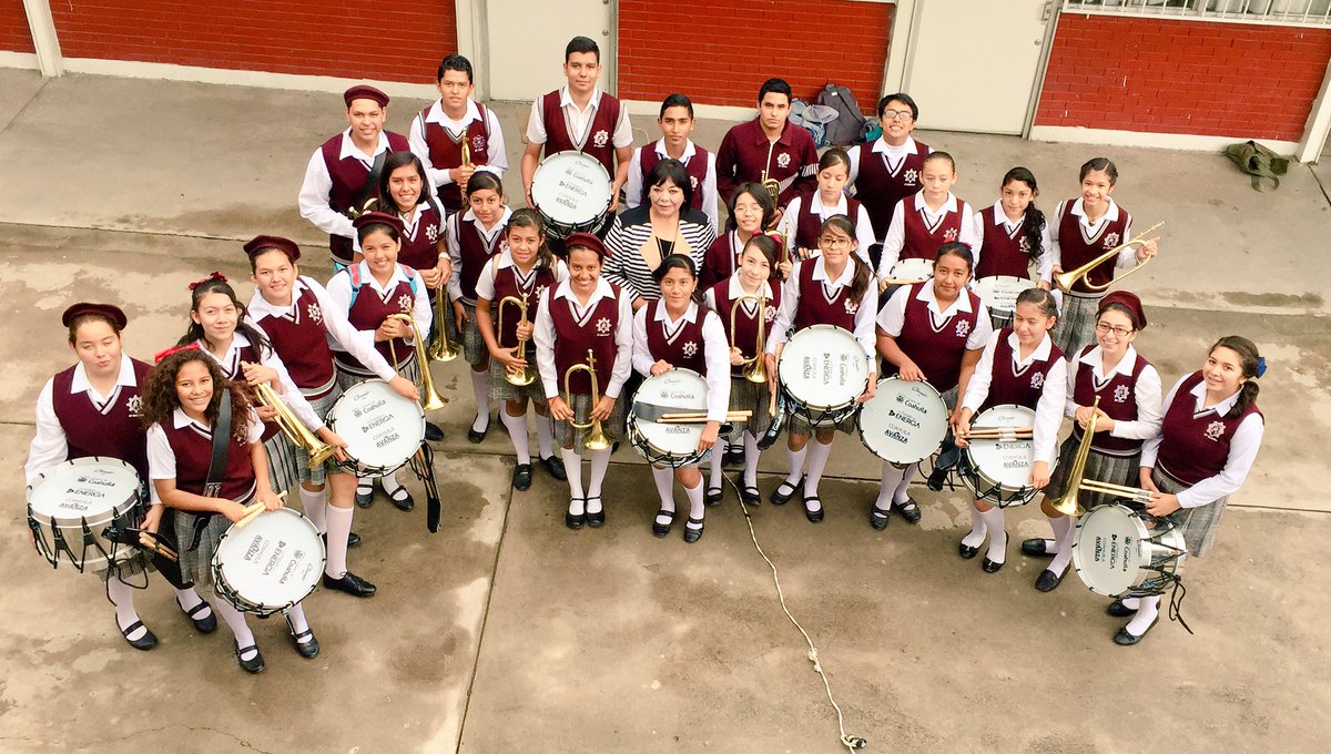 martha_garay's tweet photo. En el Aniversario 35 de la #Sec37 reciben de regalo instrumentos de #BandaDeGuerra que les envía @rubenmoreiravdz #Felicidades! https://t.co/W69514lPgc