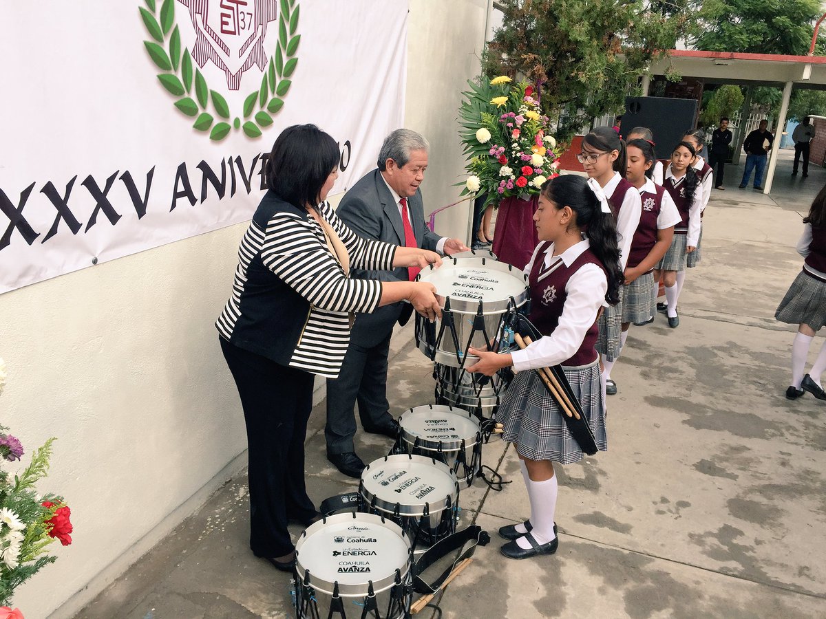 martha_garay's tweet photo. En el Aniversario 35 de la #Sec37 reciben de regalo instrumentos de #BandaDeGuerra que les envía @rubenmoreiravdz #Felicidades! https://t.co/W69514lPgc