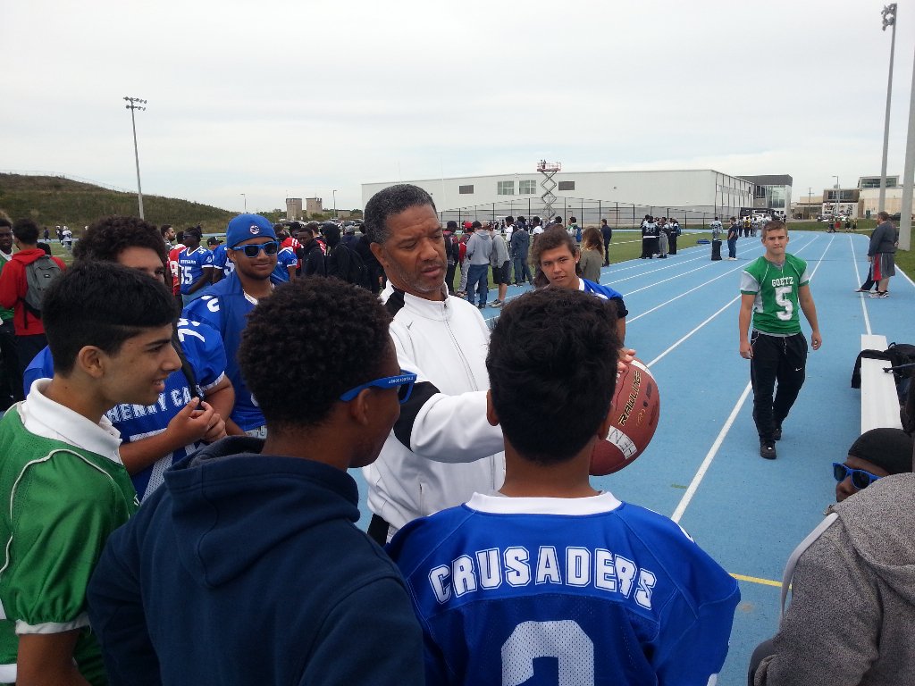 #FHCcrew getting QB tips from #HallofFamer <a href="/damonallen9/">Damon Allen</a> at #Argos Captains' Day. <a href="/fatherhenrycarr/">fatherhenrycarr</a> @FHCBasketball