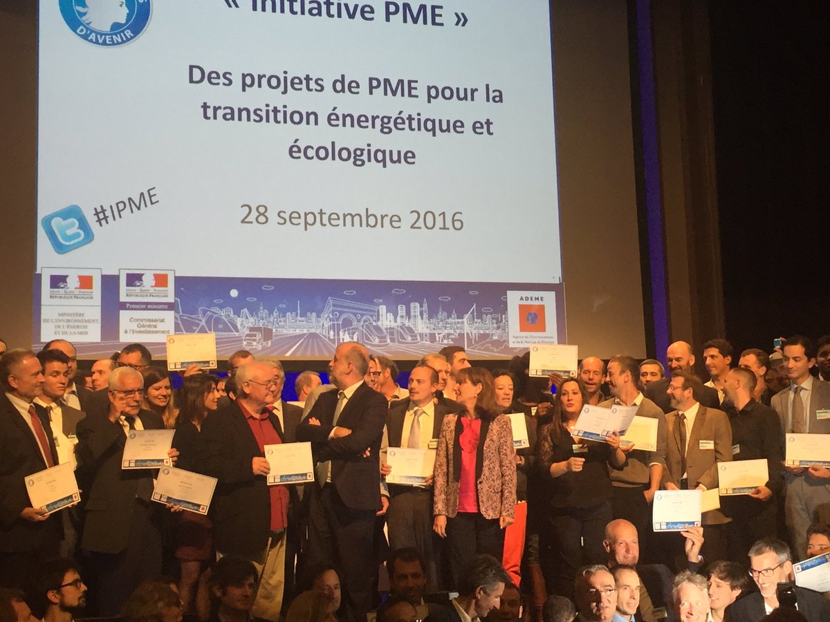 CharletMarc's tweet photo. @RoyalSegolene remet les diplômes aux lauréats #IPME @Nexyad_ADAS @Pegastech @drust_io @ecov_fr @innov-plus @elliscarvl @pole_moveo https://t.co/1GkY4SRtO1