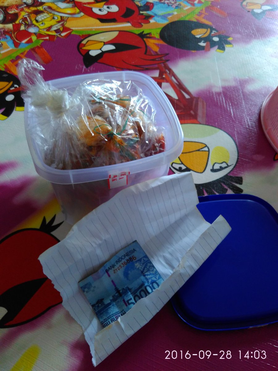 Dedelput94's tweet image. Dapat kiriman dari kampung.
E ada selipannya.
Makasih emak n bapak sayang.
 #bengkulu #padang #sambalayam