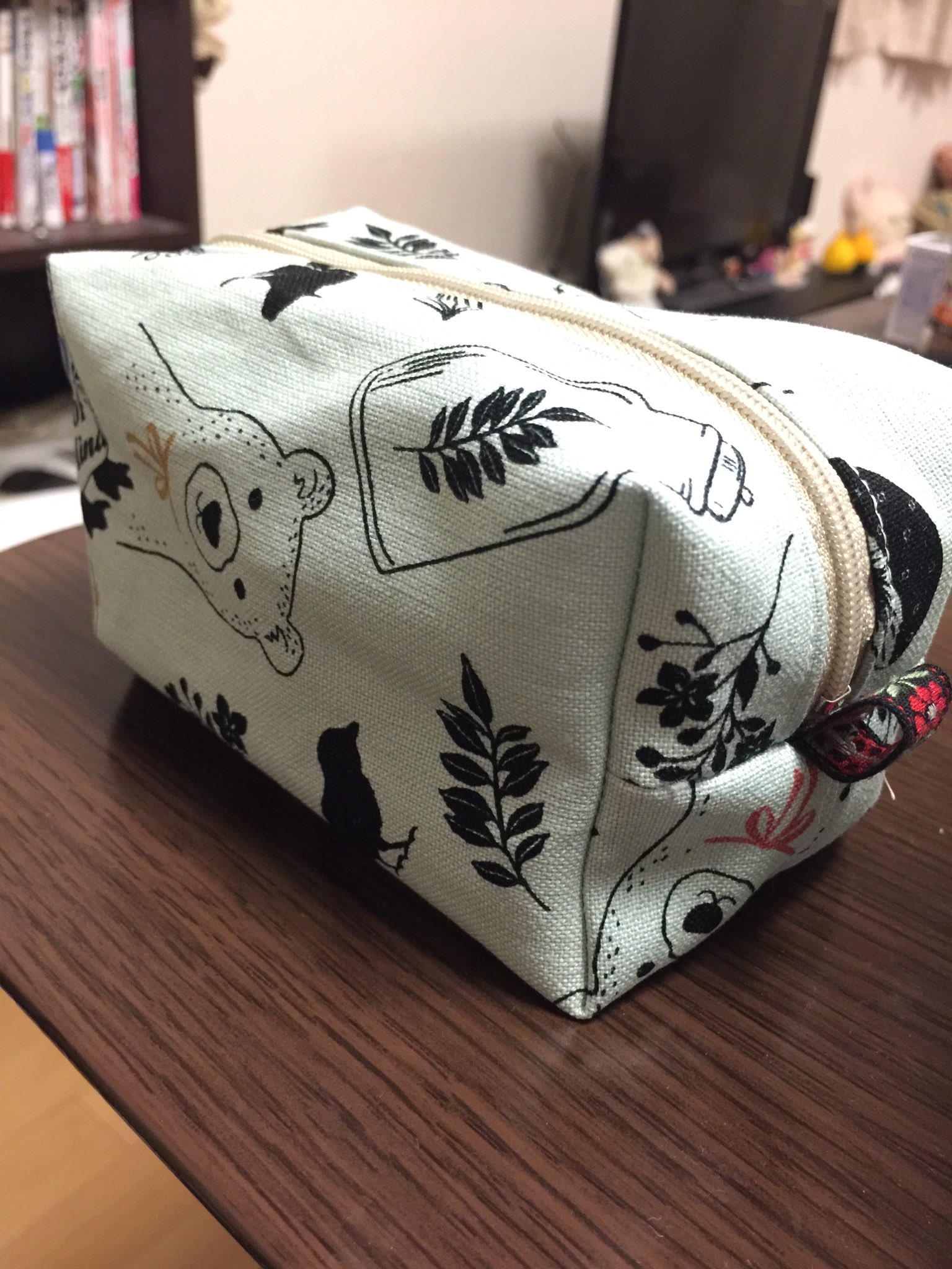Main De Chaton 柴犬ももこ スクエアポーチの試作 芯貼ってないし 内布付けてないし すんごきコタコタしてるけど 作り方は理解した めっちゃ簡単でビックリしたわ 新しく買ったラミネートがあるけど テフロン抑えがない T T 明日買ってこよ 売っ
