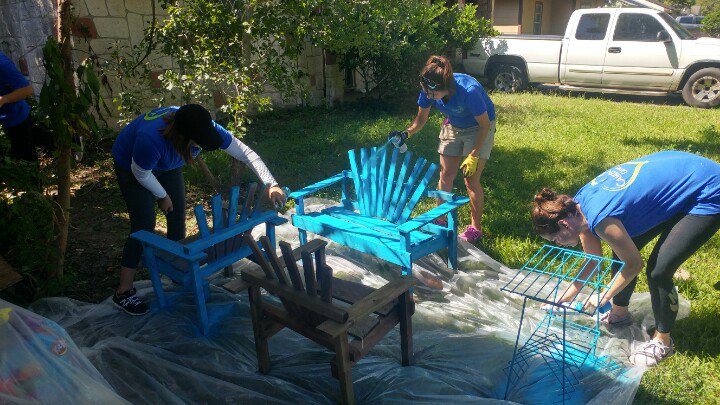 baniekwe's tweet photo. Some #TLC for the patio furniture too! #camdencares #superimpact17 @rebuildinghou https://t.co/ZUnnfVgNgv