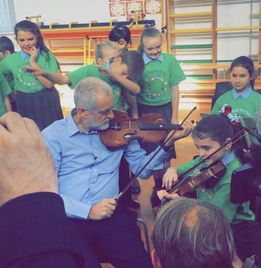 sam_higgins's tweet photo. a kid dabbing while corbyn plays violin is the best thing to happen in 2016 imo https://t.co/qXbYczLwDd