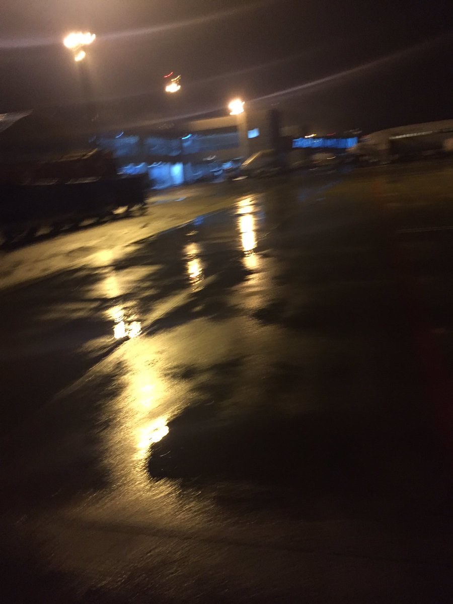 _RavinderSingh_'s tweet photo. Landed in Calicut. And here as well I bumped into rain. Rain + romance. The book launch this season 😍 https://t.co/7DfBu9TwLE