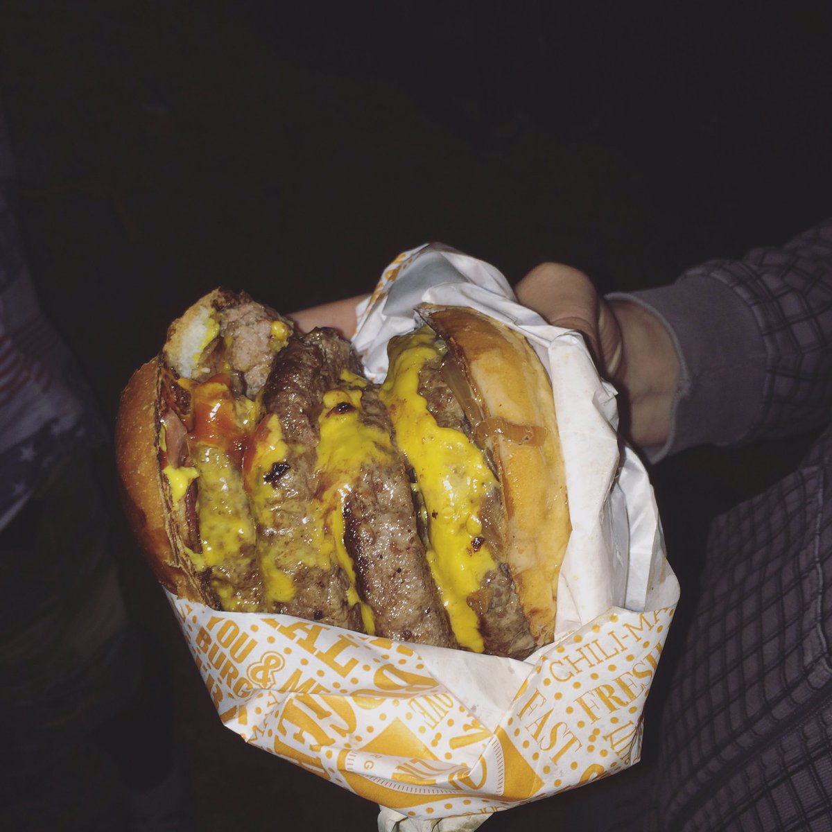 DTCrealboyband's tweet photo. DAT BURGER 😱😱😱
#dropthecheese #doubledoubleburger #buger #hamburger #bugertime #foodporn #edmlife #djlife #tourlife https://t.co/zZqHaUpGkf