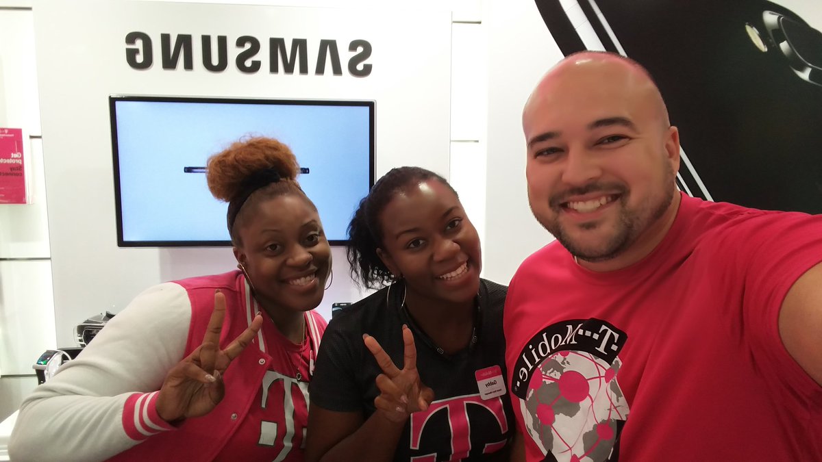 Amazing day at Cumberland Mall. Our partnership here is Amazing #tmobile #assurant <a href="/JUAPINA/">Juan Angel Piña</a> <a href="/jboy1724/">Javier B</a>