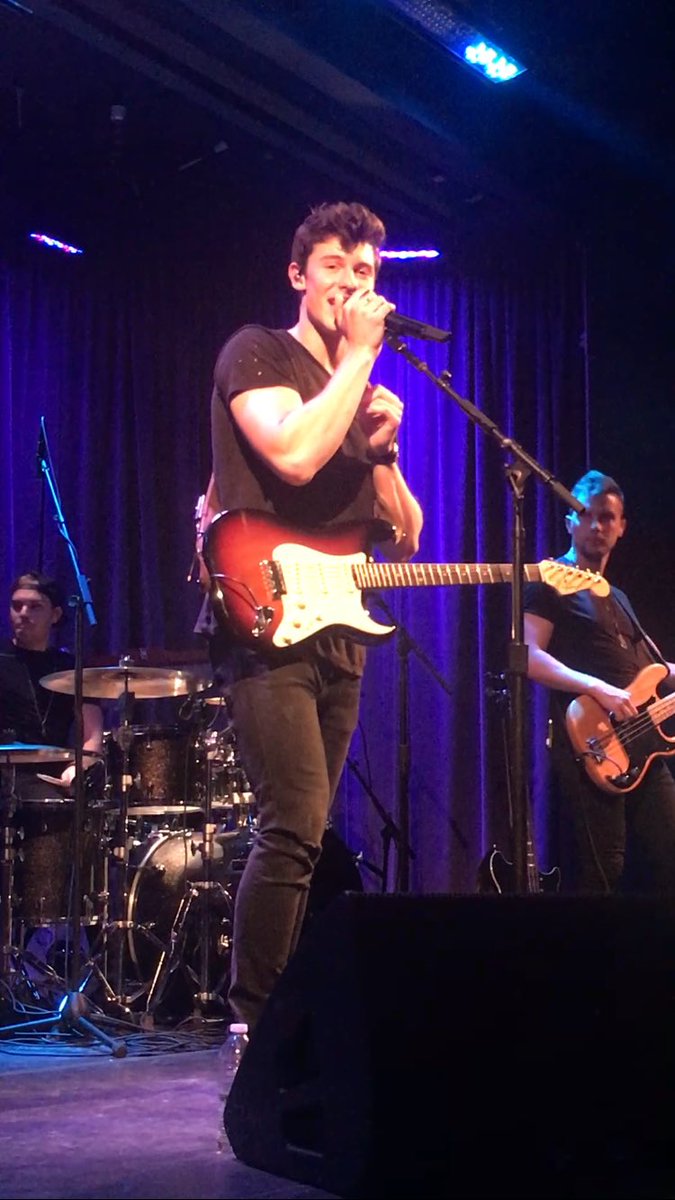 tmzmendes's tweet photo. i wish i couldve met shawn last night /: but thats okay bc i was front row yesterday anyway 💖💖 loml https://t.co/5jtN862Wuc