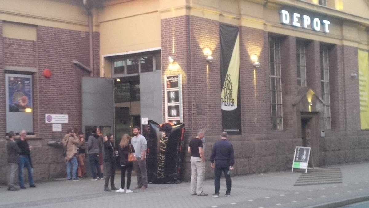 FAVfestival's tweet photo. LETS GOLD! Poser (sic!) von Sir Gabriel Dellmann feiert Premiere... #Premiere #FAV16 https://t.co/PKG5GYktpd