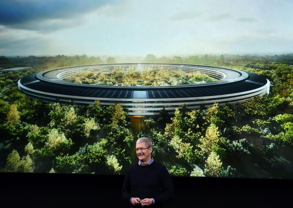 ForbesTech's tweet photo. Apple is ready to give $200k to hackers who can identify vulnerabilities on its phones and laptops https://t.co/PE2EKwm5KN https://t.co/epDtj8vz0v