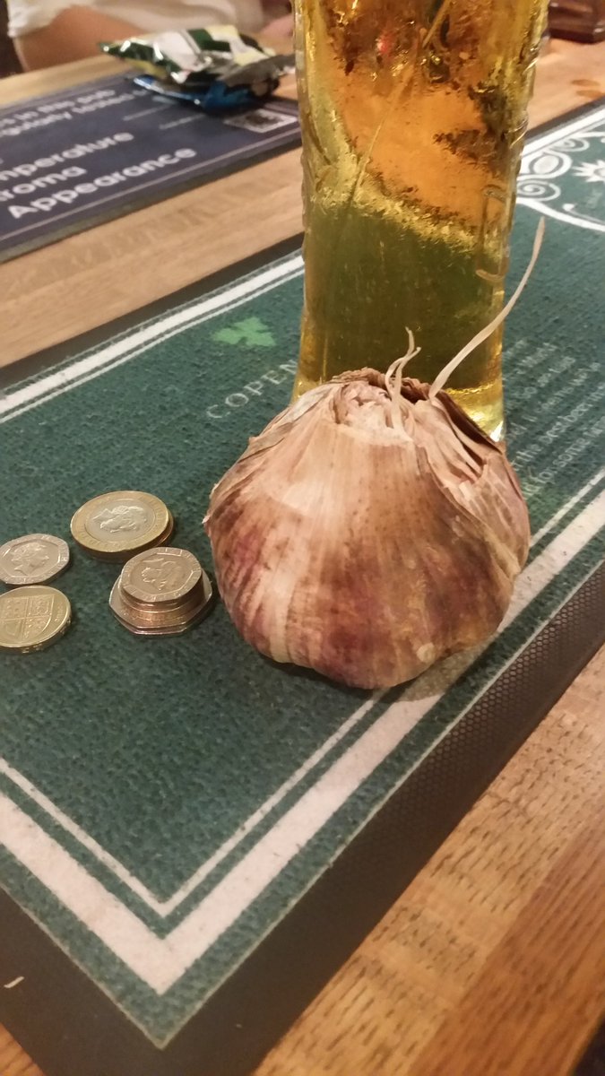 giftshopwarwick's tweet photo. Local pub buy garlic french bulb obviously!  #garlic #frenchgarlic #localpub https://t.co/mJxcBtnmIQ