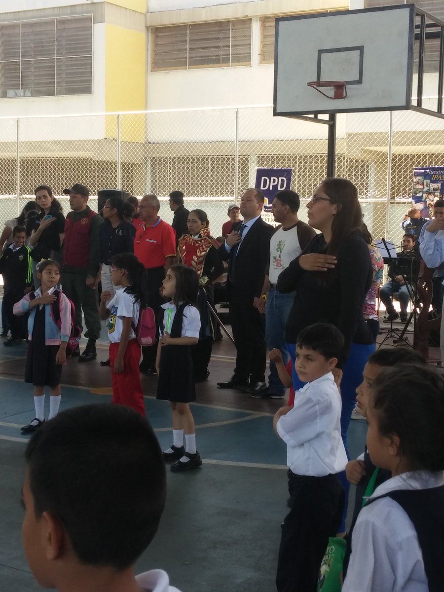 escuelaalianza1's tweet photo. Inicio del año escolar de la U.E.B. Alianza 2016 -2017 con el jefe de zona @dfs25sc @MunicipioSC. @SilvaEleazarL https://t.co/EElbO0UUhv