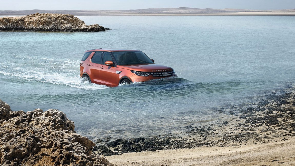 Autorevue_Tweet's tweet photo. Der Wal ist gestrandet! #LandRover #Discovery #Autos2017 https://t.co/dy6CqaDLPW https://t.co/oJBjHhhkr3