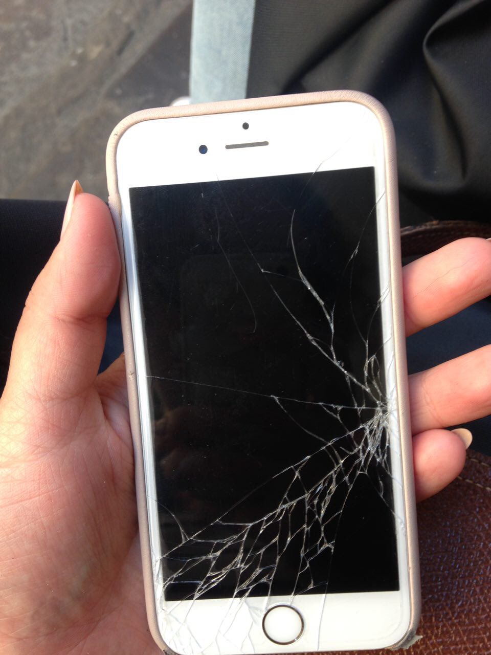 Трещины на айфоне. Разбитый айфон 6. Разбитый айфон 5s. Разбитый экран айфона. Разбитый дисплей айфон.