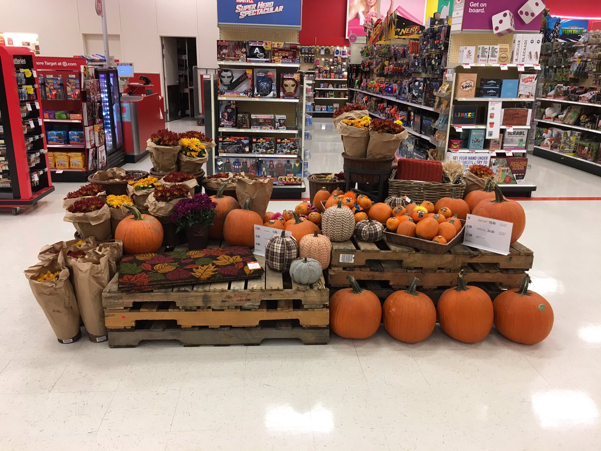 VMLStephanie's tweet photo. Building a pumpkin patch @ T1375 today. It's beginning to feel like fall 🍁🍂🎃#ScrappyandDelight  @JenieBrisson @MurrayWWilliams @Adam_Reiter https://t.co/TotHAQD9E7