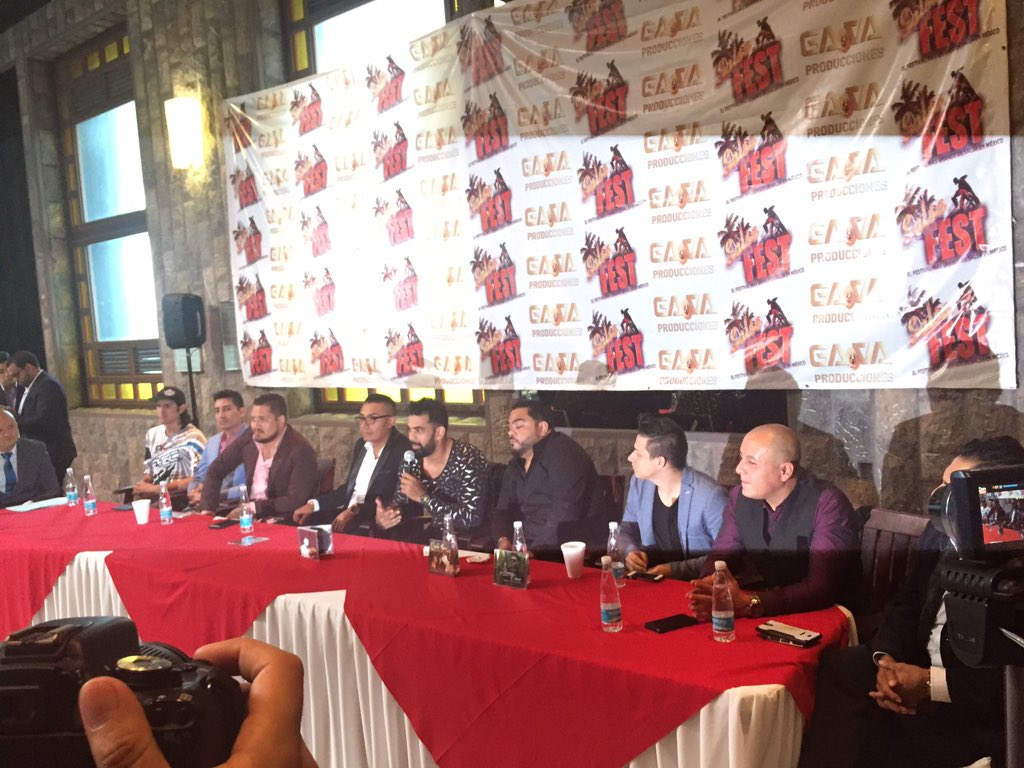 ThanyFl's tweet photo. En conferencia de prensa 🎥📸🎙#SalsaFestMx #12Nov16 Que orgullo @JimmyCruzM TQ amigo https://t.co/oXS1oVypYu