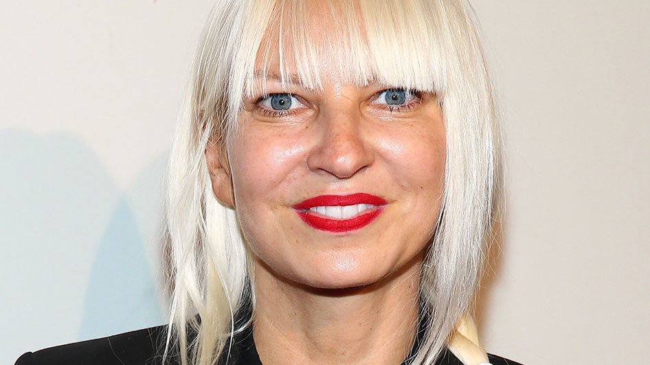 EnlaceRadio's tweet photo. Sia se unió a la campaña de Hillary Clinton como solo ella podía hacerlo -  https://t.co/KswPOvI4c2 https://t.co/oG7wl5Uuxv