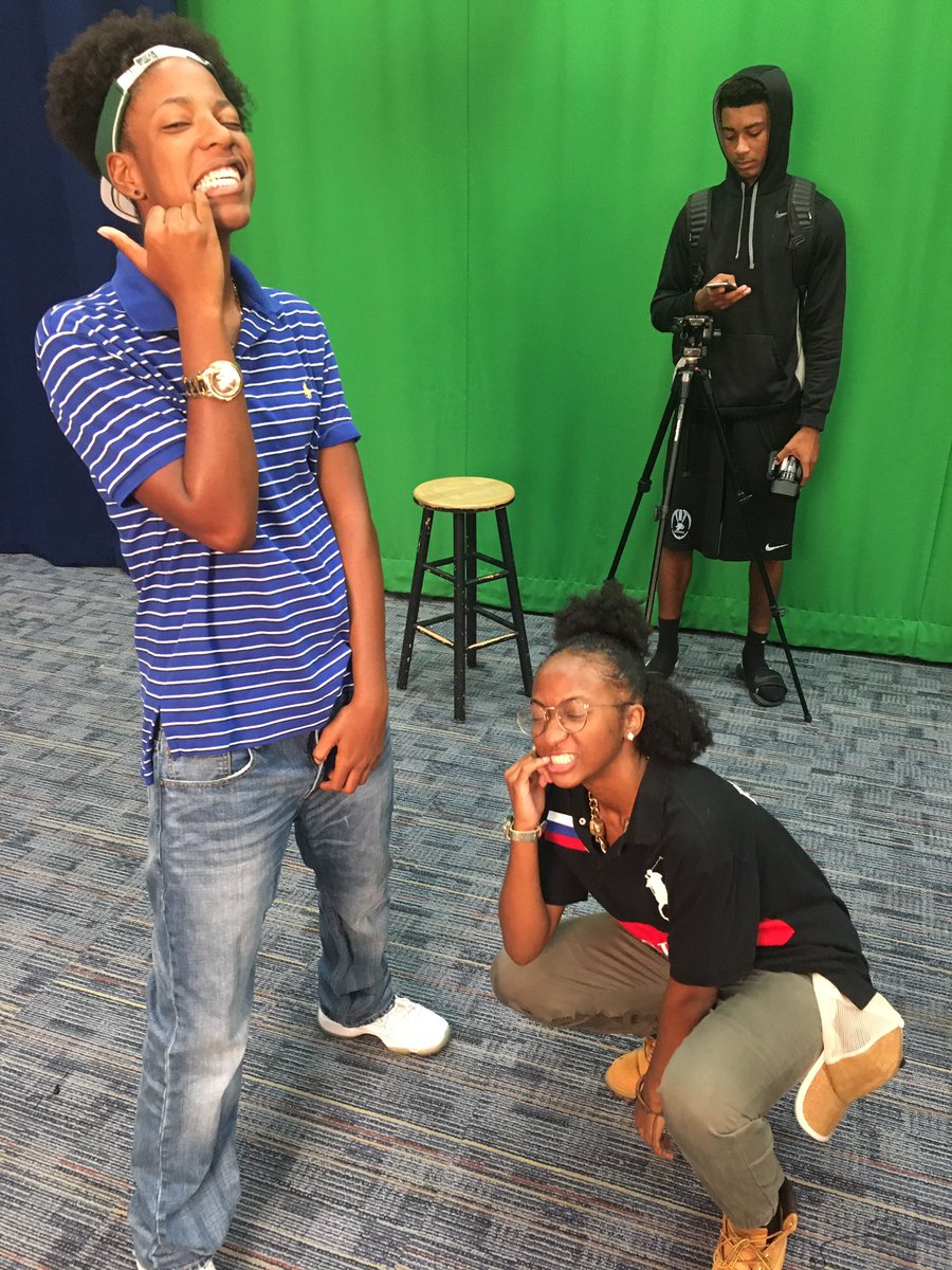 kyya_samone's tweet photo. YRN's‼️💰💸 Taking y'all girls left and right😈😏🤘🏾 #SeniorSwitchDay #SpiritWeek https://t.co/nMlDhNmTp7