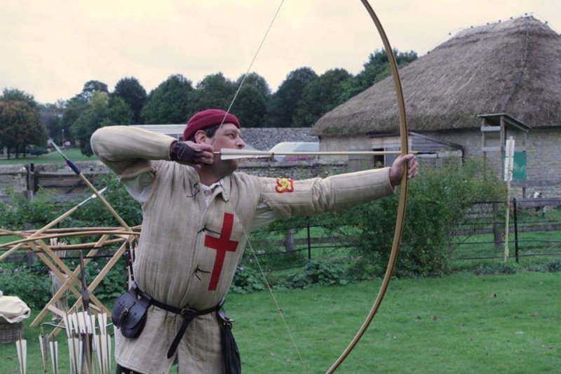 CoggesWitney's tweet photo. Apple day 9th October 11-4 with apple juicing, cooking &amp; eating, plus bushcraft, cider making talk &amp; archery demos #CotswoldHour #GlosHour https://t.co/AuxtU6SEoq