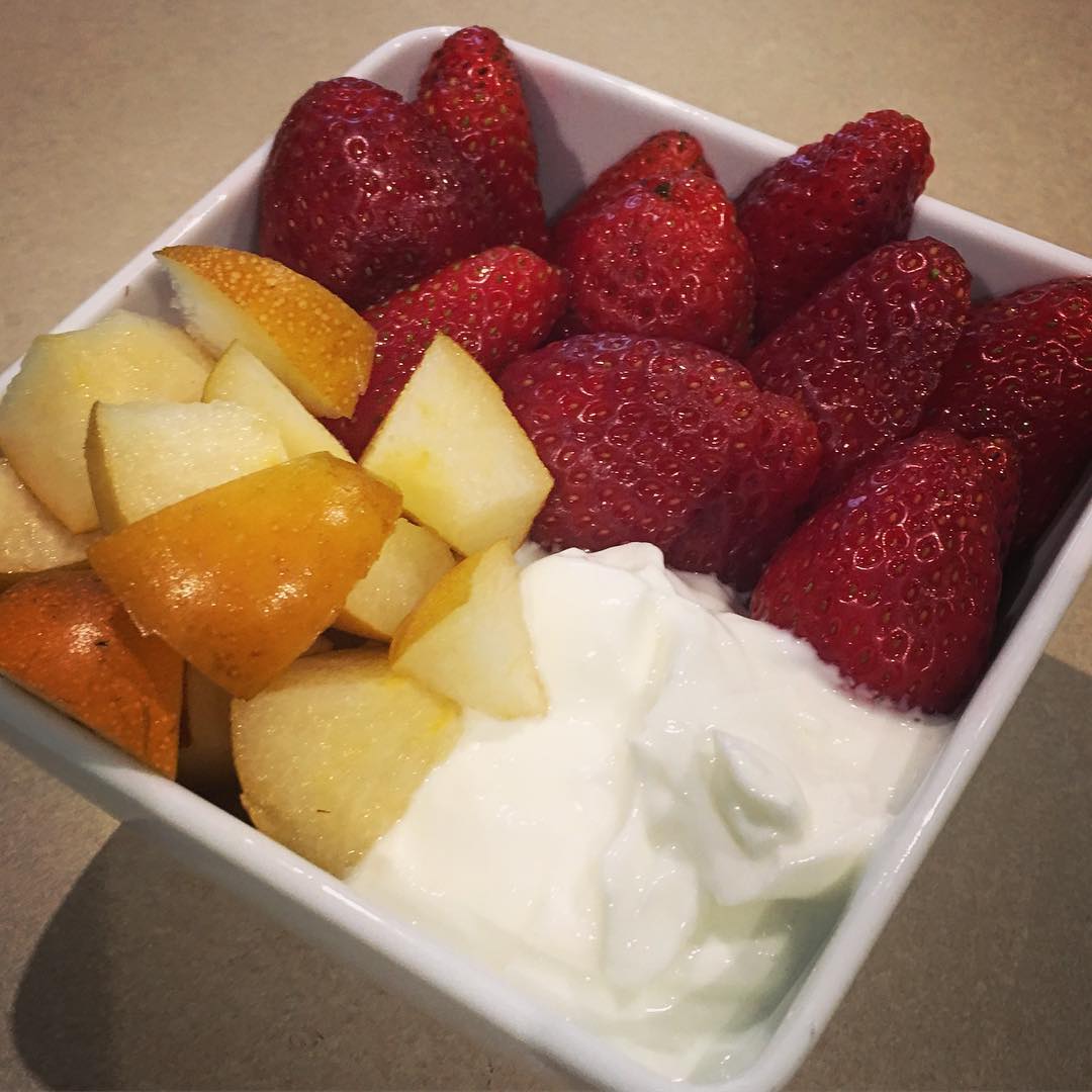 LunchboxDotCom's tweet photo. RT @ericomuro: Snacking on #yogurt #strawberries and #applepears! 🌿🍓😃💖 #eatclean #healthyfood #fitfood #cleaneating https://t.co/585HkkNMp2