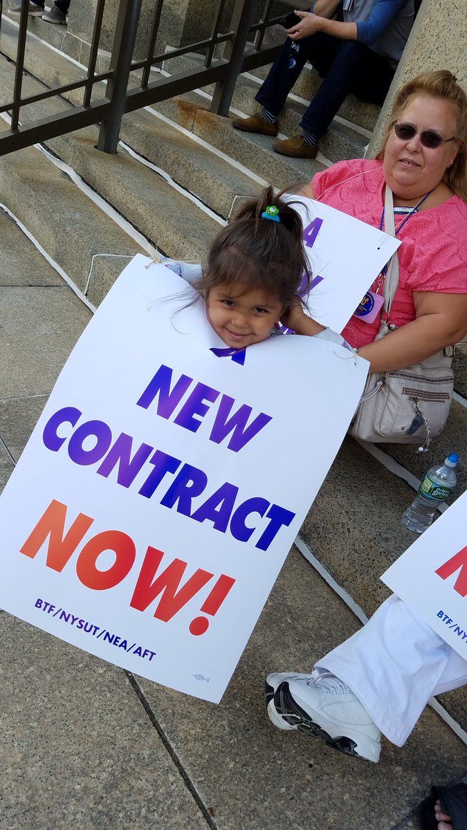 BfloTeachersFed's tweet photo. Even the KIDS are out for the teachers! #NewContractNow https://t.co/X23Fs39b5u