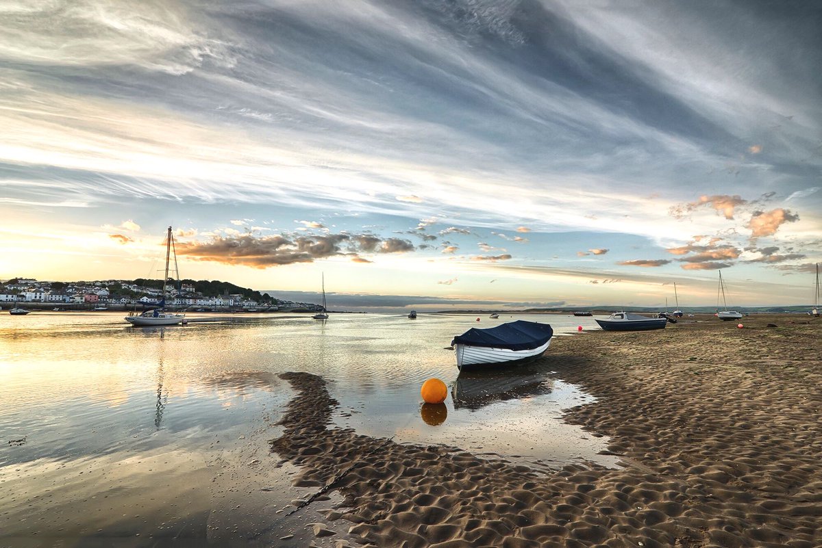 A scene to warm all our <a href="/Devon_Hour/">#DevonHour</a> hearts tonight            A magical picture of #Instow by #CliffSpittel