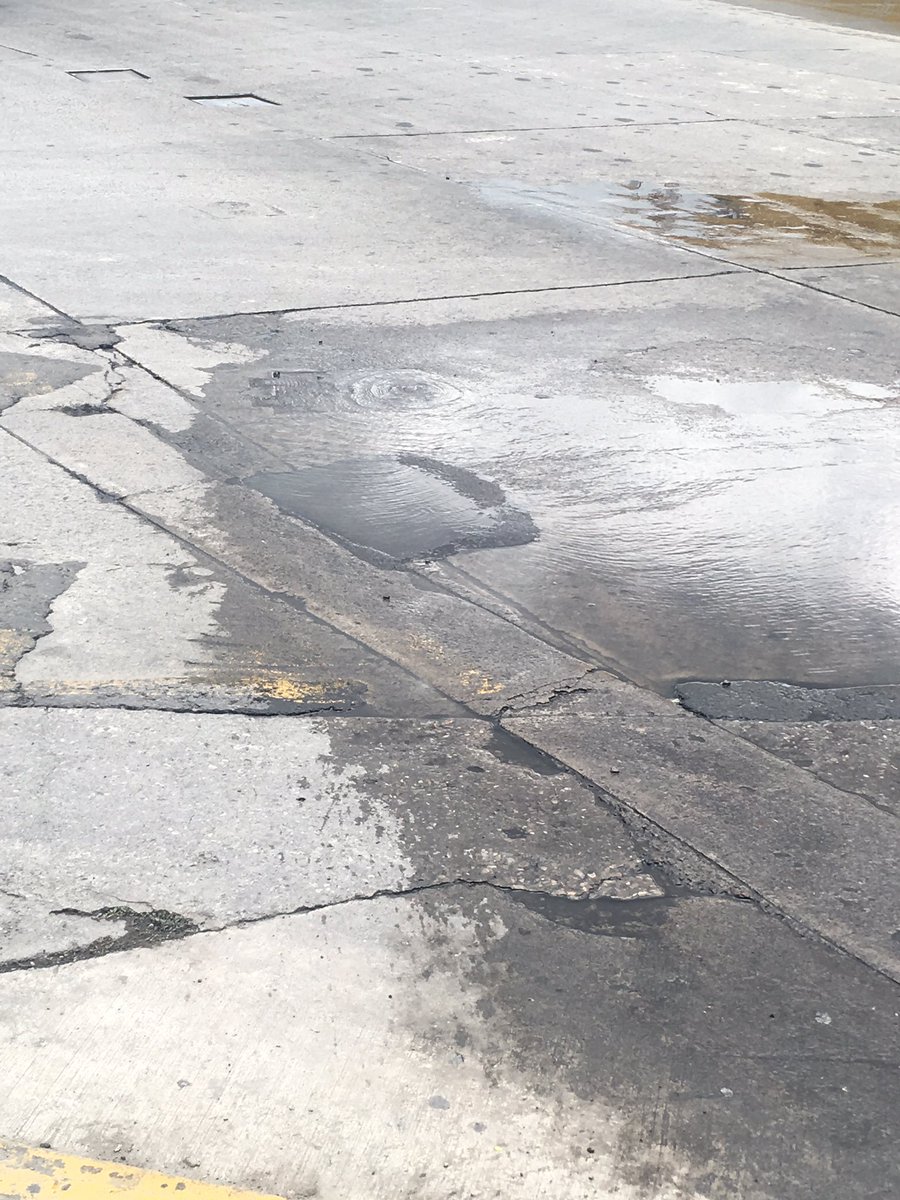 danieleichon's tweet photo. Fuga de agua 37 norte  y 2 poniente @JavierLopezDiaz https://t.co/I8QR3H64dI