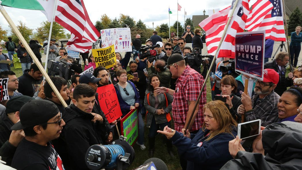 Trump opponents, supporters confront each other outside Bolingbrook fundraiser