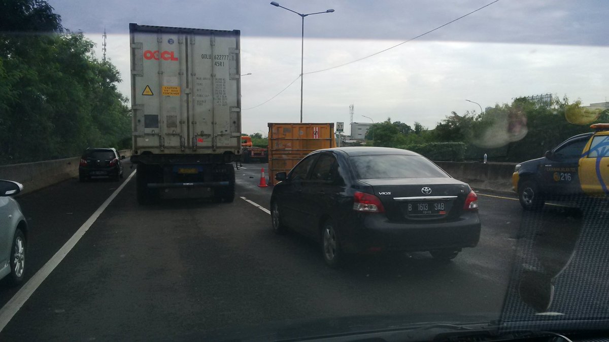 TMC Polda Metro Jaya On Twitter 0753 Mobil Kontainer Terbalik Di
