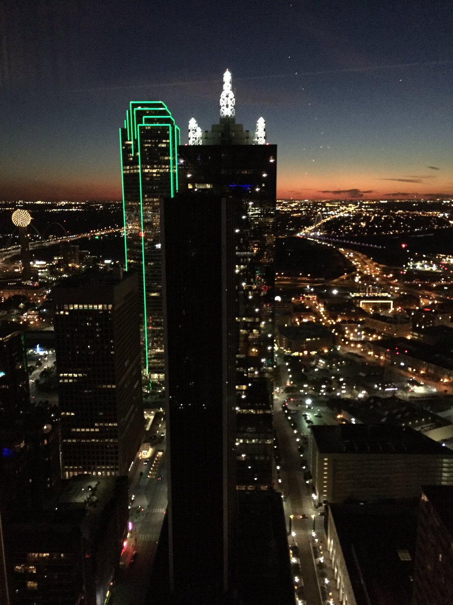 TheyCallMeMsN's tweet photo. Dinner view tonight. I live in the most beautiful city. #Dallas #dallasforlife #clubcorp #towerclub https://t.co/Fa69Hdsfst