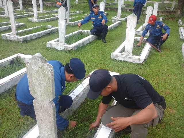 <a href="/DediMulyadi71/">Kang Dedi Mulyadi</a> <a href="/satpolPP_Pwk/">SatpolPP_Purwakarta</a> <a href="/saepuddin_09/">saepuddin</a> Karya Bakti peringatan ke-71 TNI tahun 2016 di Taman Makam Pahlawan