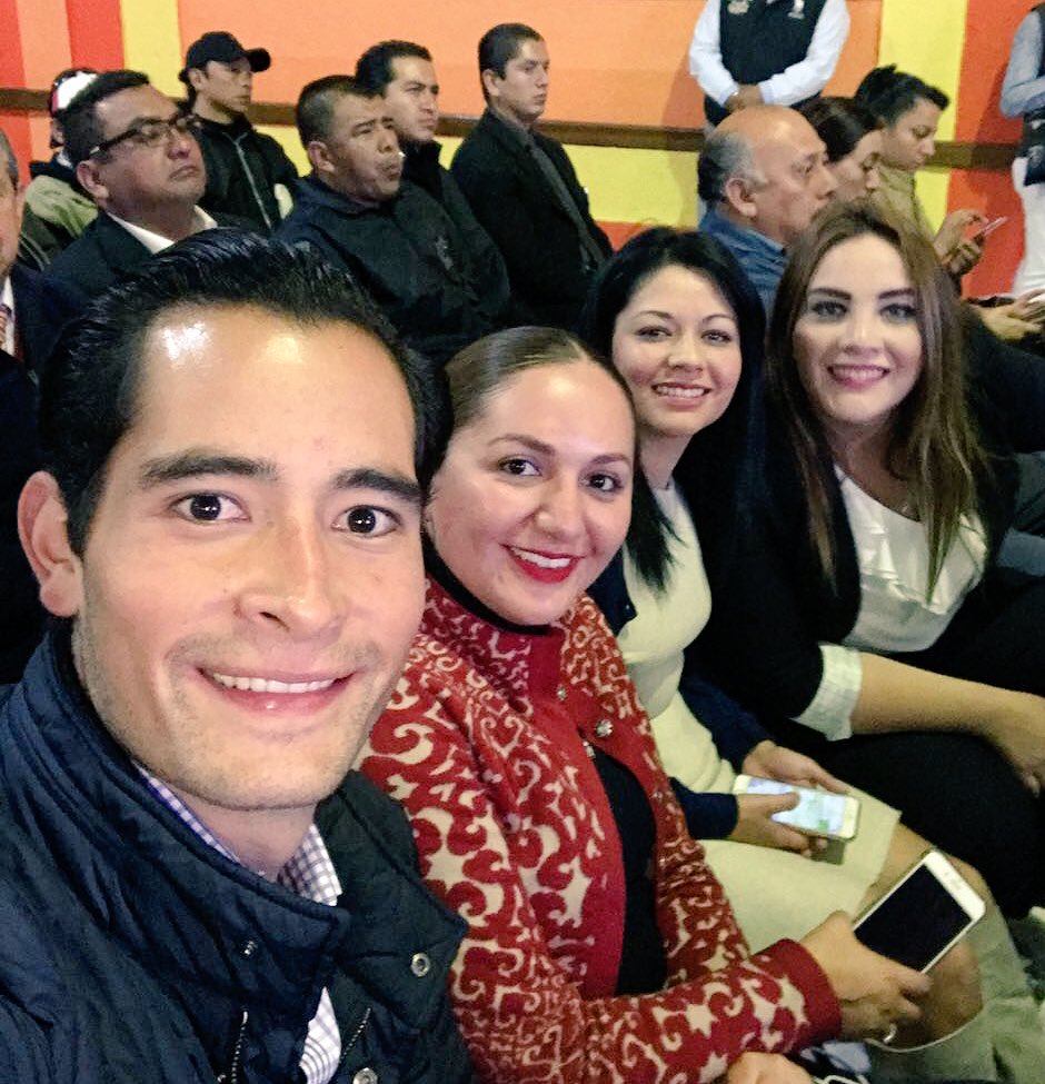 ChicoLBarrera's tweet photo. Junto a mis compañeras @mariands2805, @PamGonzalezM y @evelyn_osji siguiendo el #5oInformeEruviel. #Toluca #EruvielInforma cc @eruviel_avila https://t.co/1gMoj1zIUS