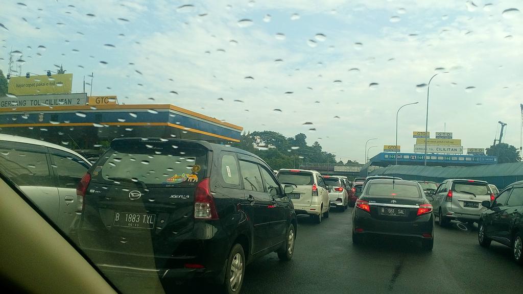 dm_franky's tweet photo. Udh 1 jam stuck di gerbang toll cililitan 2,ada apaan nih.ga jelas gini https://t.co/tOMBd8dpAb