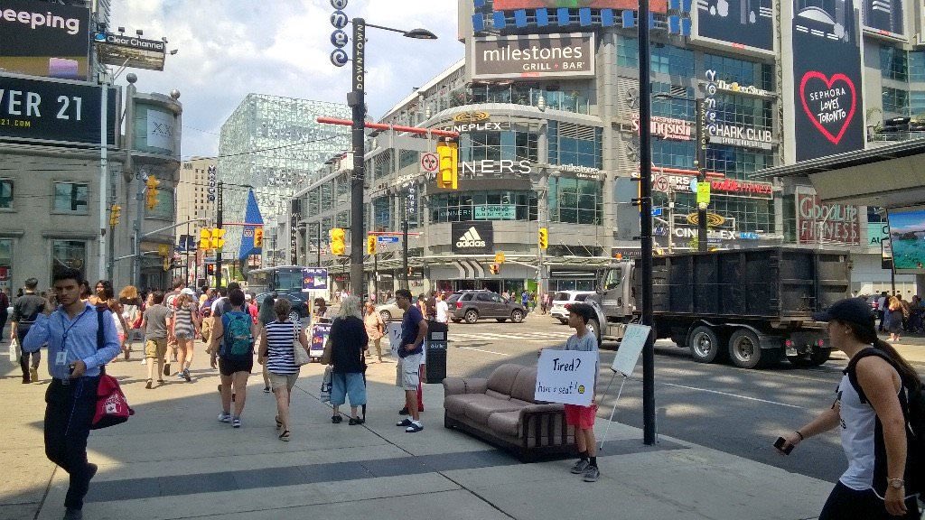 HazemAlbalushi's tweet image. سكان تورنتو نشيطين في وسم: #sitTO لتشجيع سلطات المدينة على خلق أماكن عامة وأماكن جلوس أكثر.
#مدن_حازم